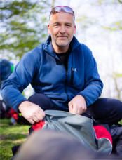 Gunnar beim Gleitschirm-Packen