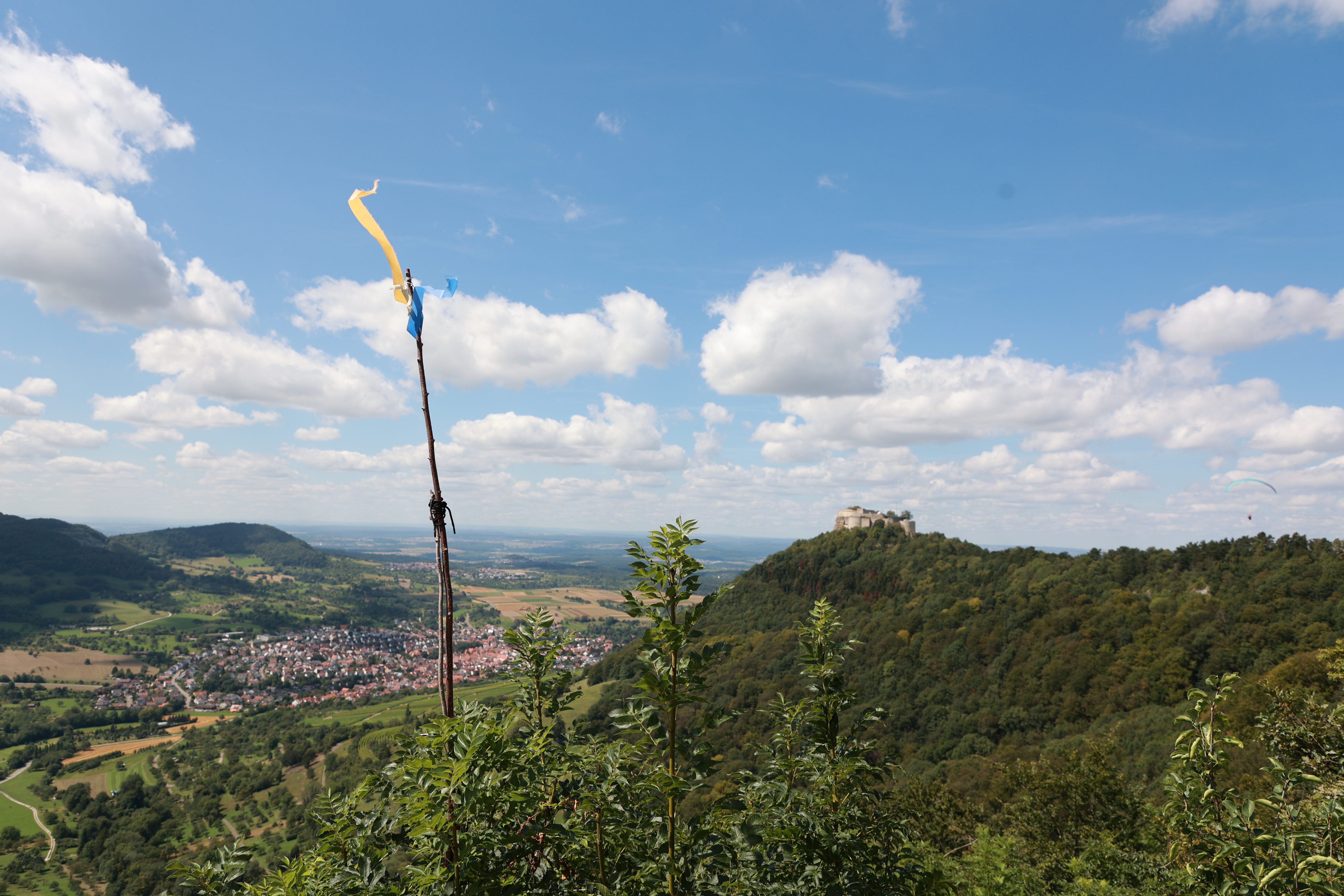 Panoramablick vom Startplatz über das Tal zur Burg Hohenneuffen