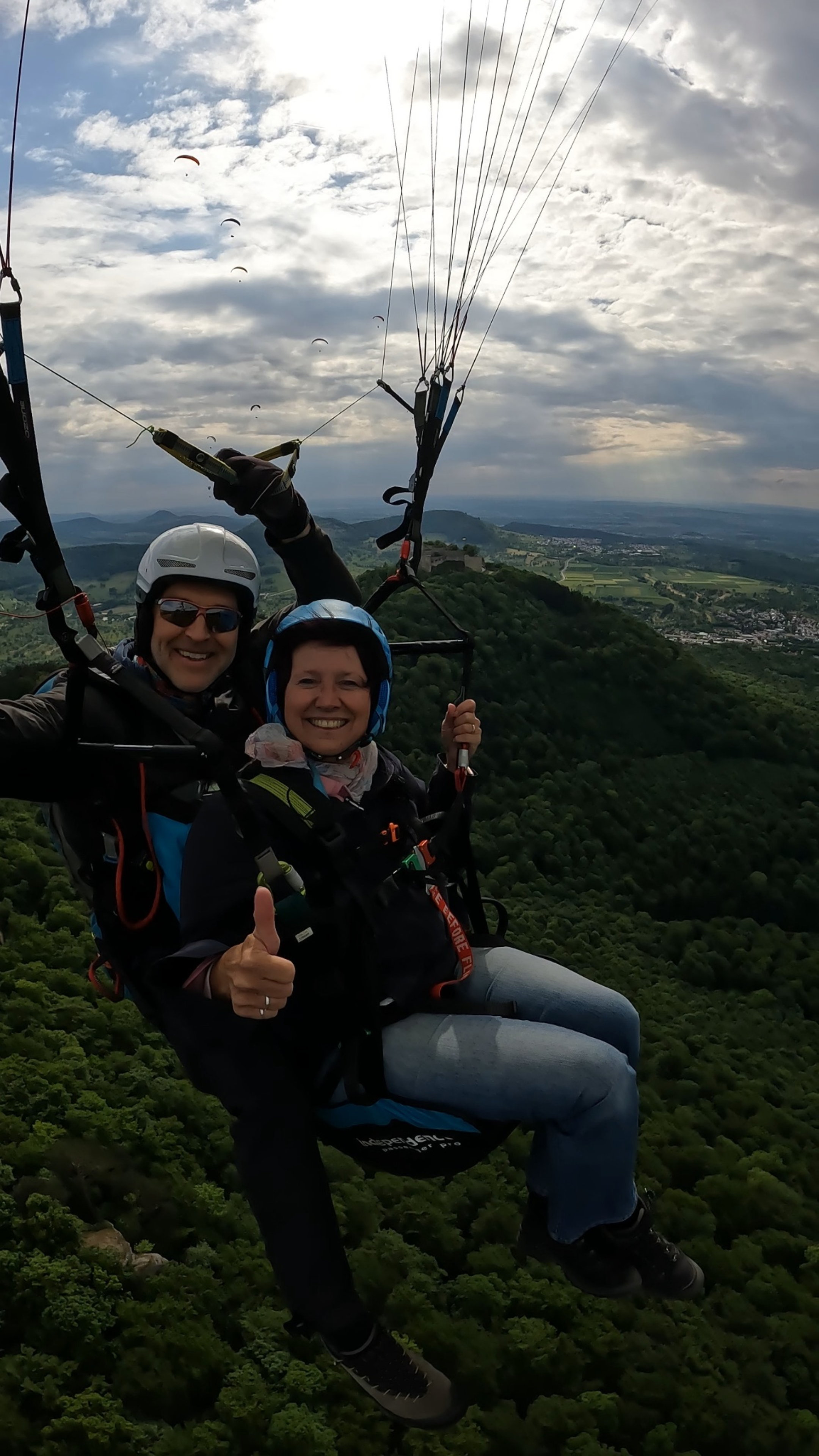 Daumen hoch beim Tandemflug mit Blick auf die Burg Hohenneuffen