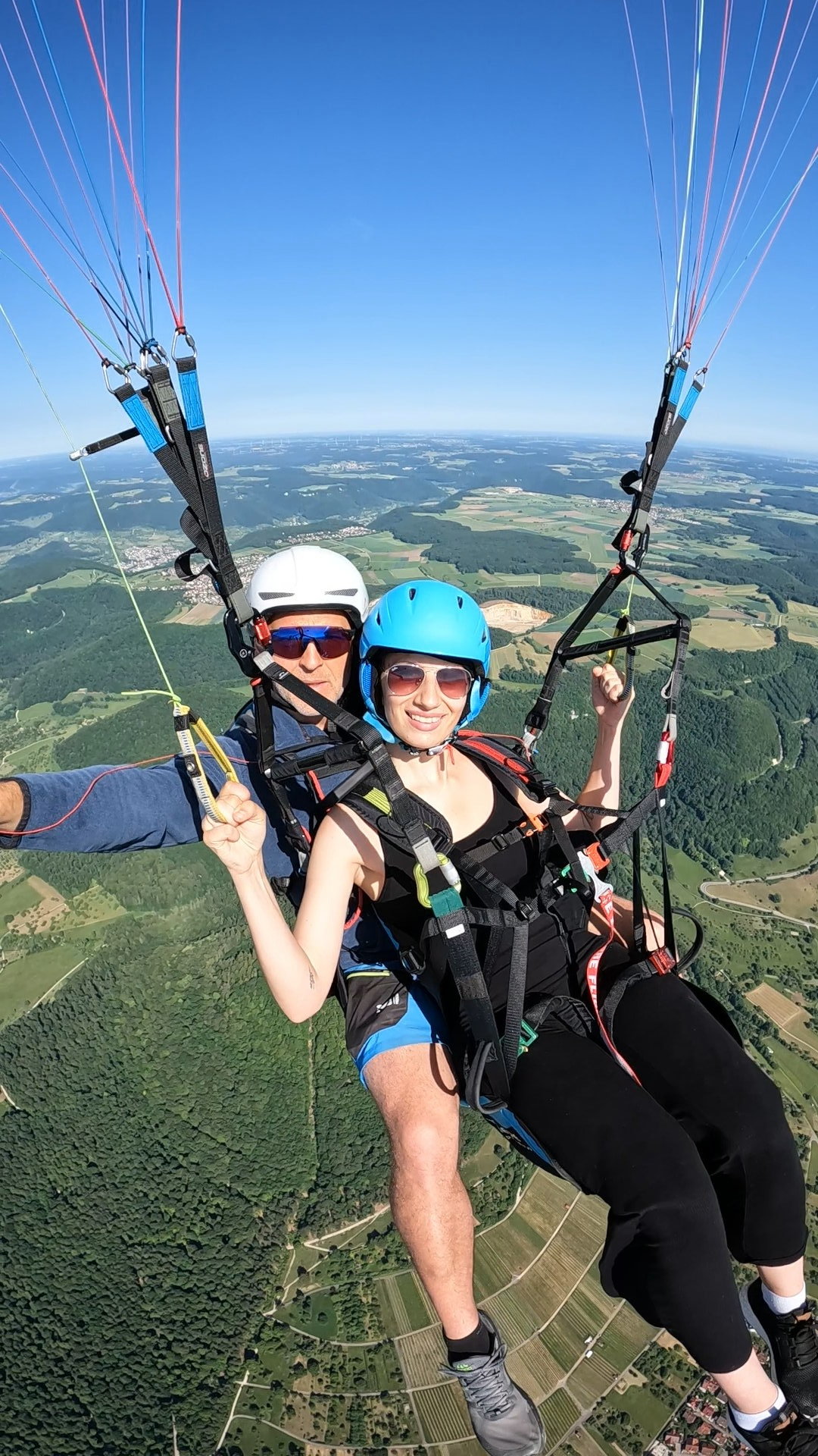 Strahlende Passagierin beim Tandemflug hoch über der Schwäbischen Alb